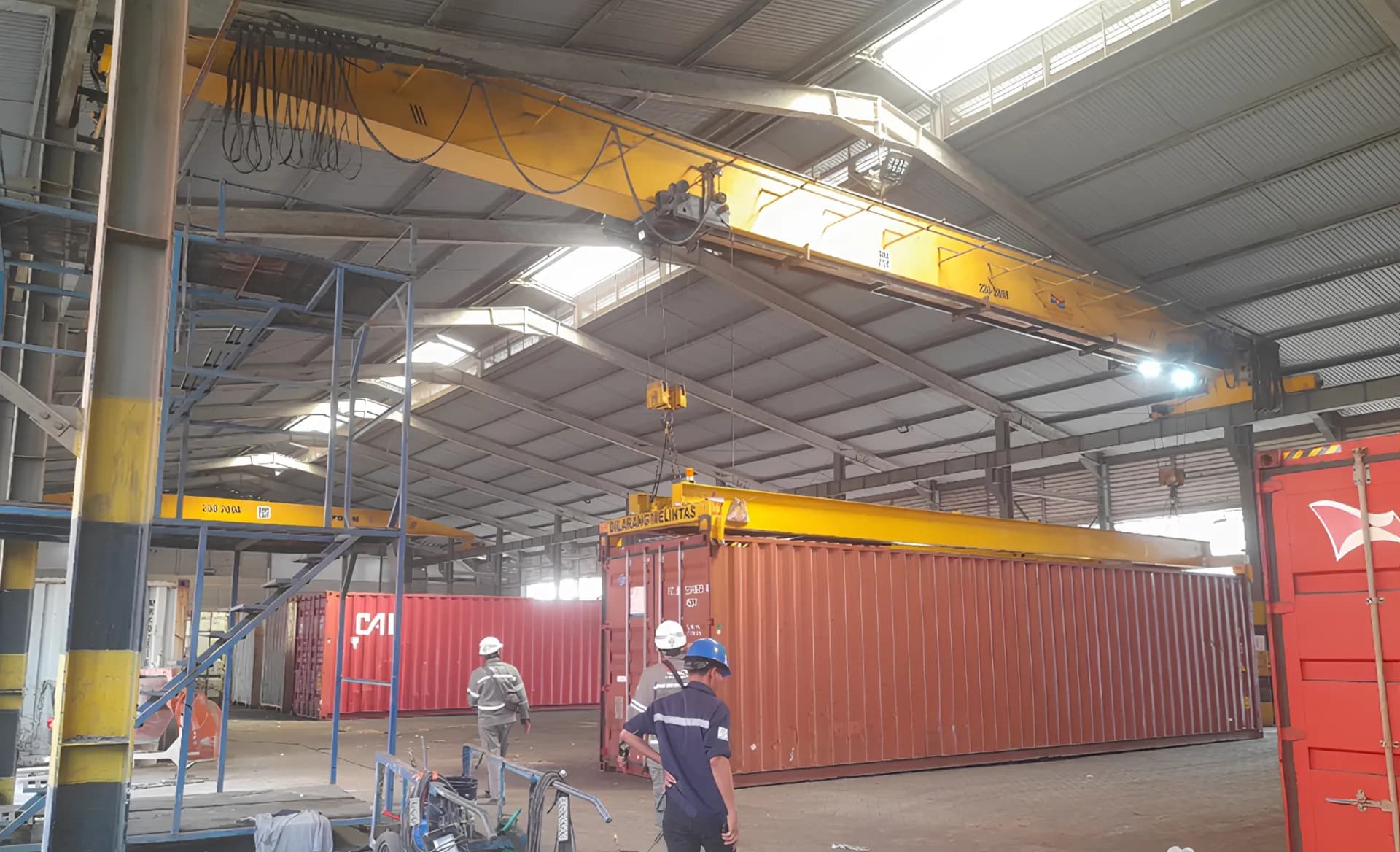 Riksa Uji forklift crane dan hoist pada peralatan industri di Purwakarta