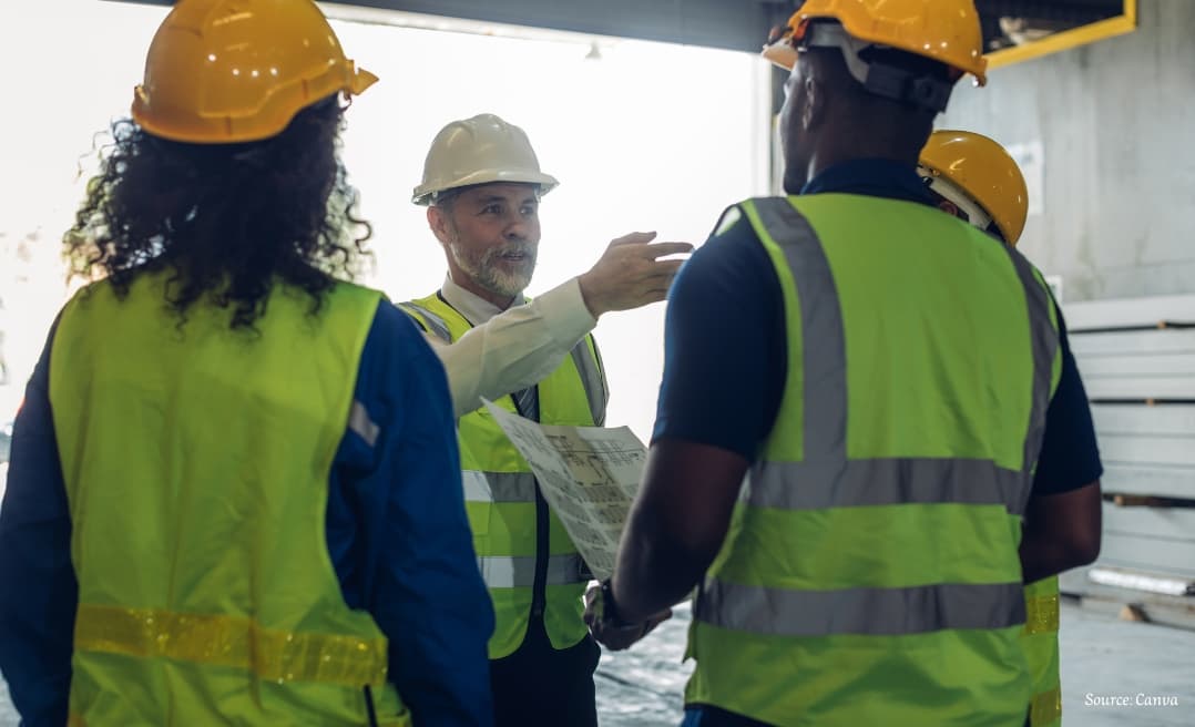 Petugas K3 melakukan Job Safety Analysis untuk mengidentifikasi bahaya pekerjaan di lingkungan industri