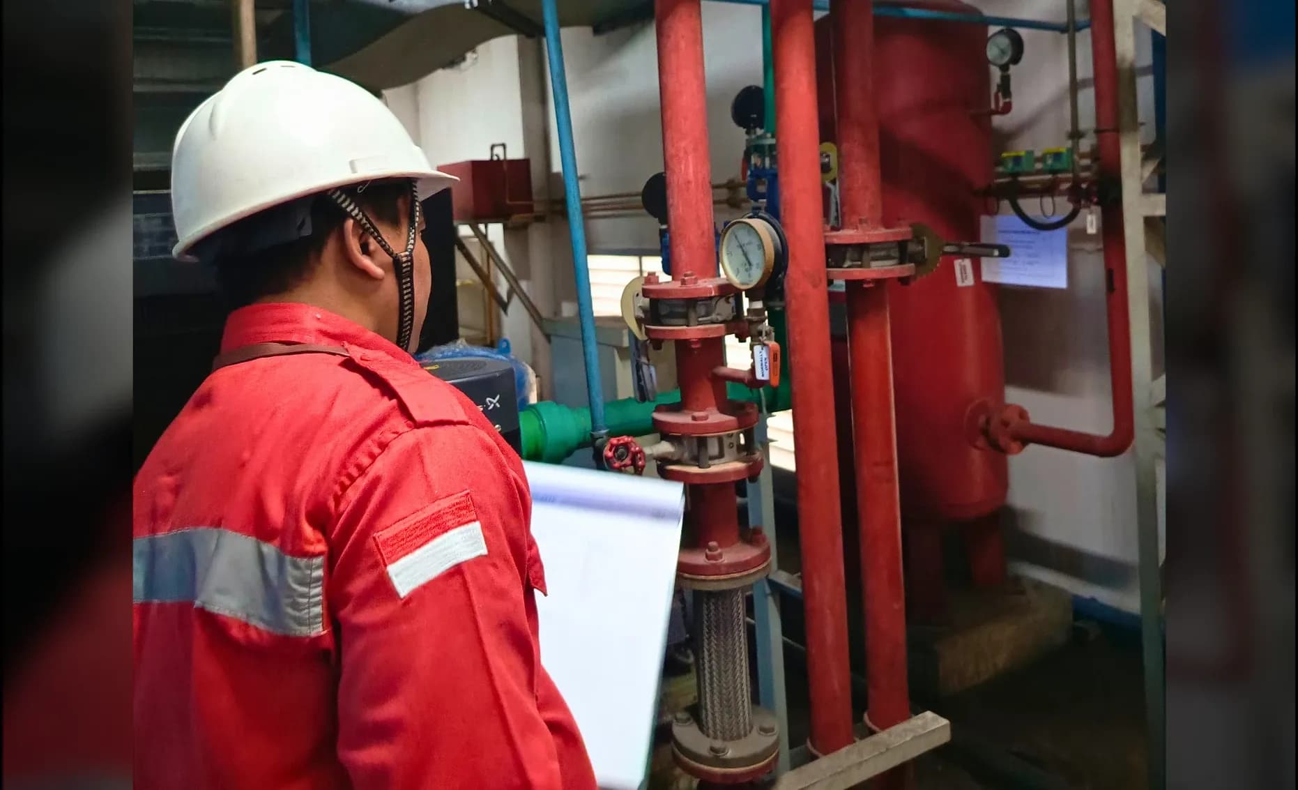 Inspector K3 memeriksa APAR dan hydrant sebagai bagian dari evaluasi sistem proteksi kebakaran pabrik.