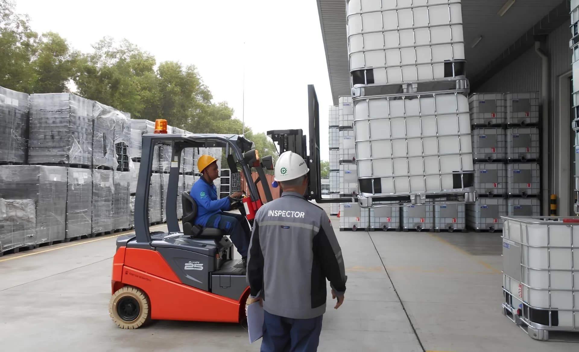 Riksa Uji forklift Subang oleh pemeriksa K3 di area gudang industri