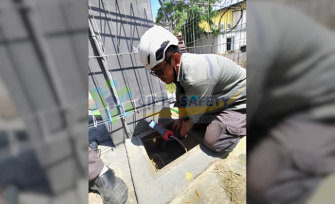 Petugas melakukan Riksa Uji K3 pada peralatan kerja di Jakarta