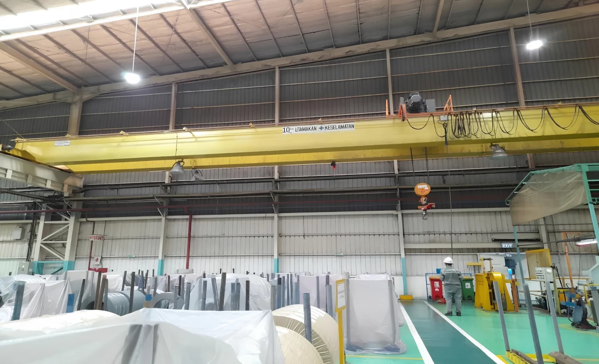 Riksa Uji crane Bekasi dan pemeriksaan awal peralatan angkat oleh inspektor K3 di pabrik.