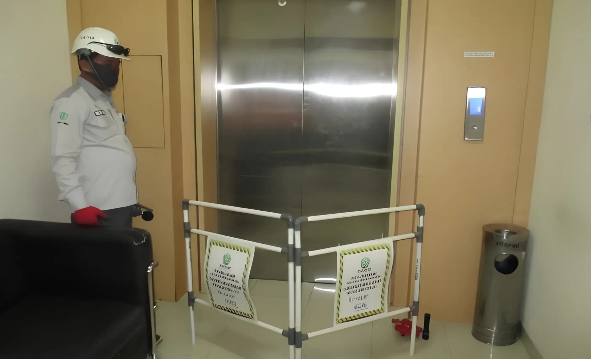 Riksa Uji lift dan eskalator Jakarta oleh inspektor K3 untuk persiapan pemeriksaan keselamatan gedung.
