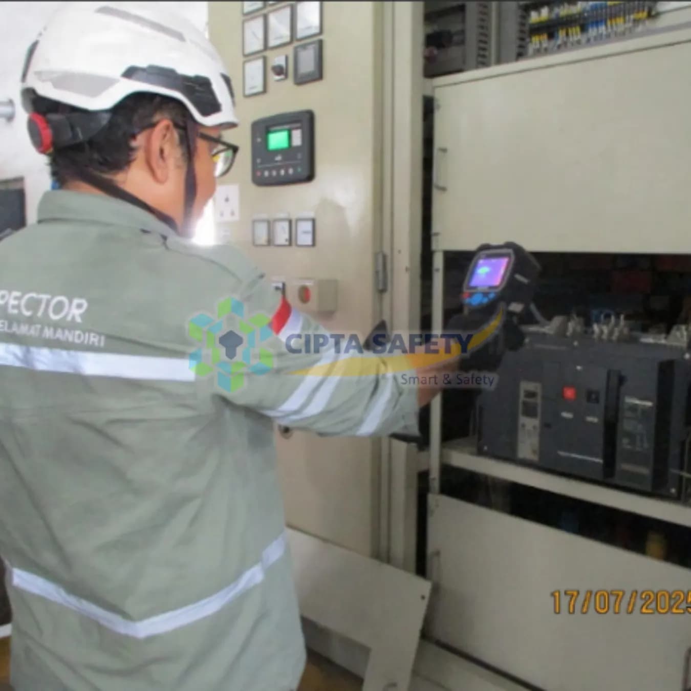 Petugas K3 memeriksa peralatan industri di pabrik, termasuk mesin produksi dan peralatan angkat angkut, sebagai bagian dari evaluasi keselamatan kerja.