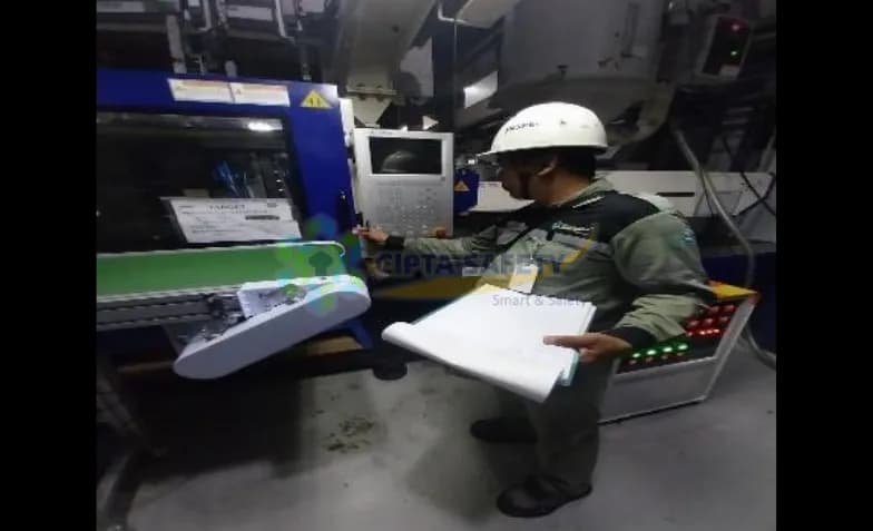 Inspektor PJK3 bekerja sama dengan tim K3 internal memeriksa peralatan industri di Surabaya.