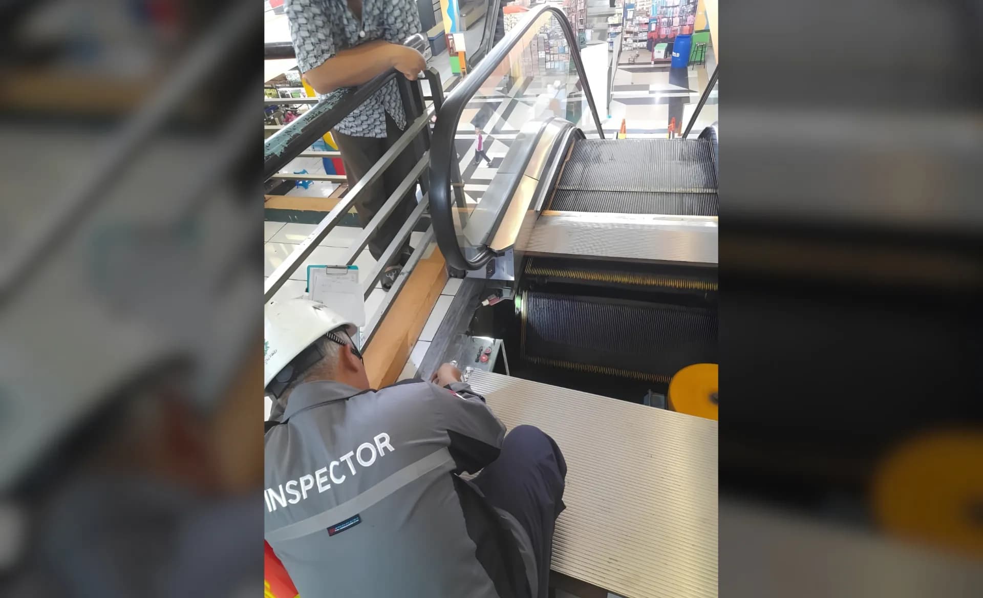 Riksa Uji lift dan eskalator Jakarta oleh inspektor K3 untuk persiapan pemeriksaan keselamatan gedung.