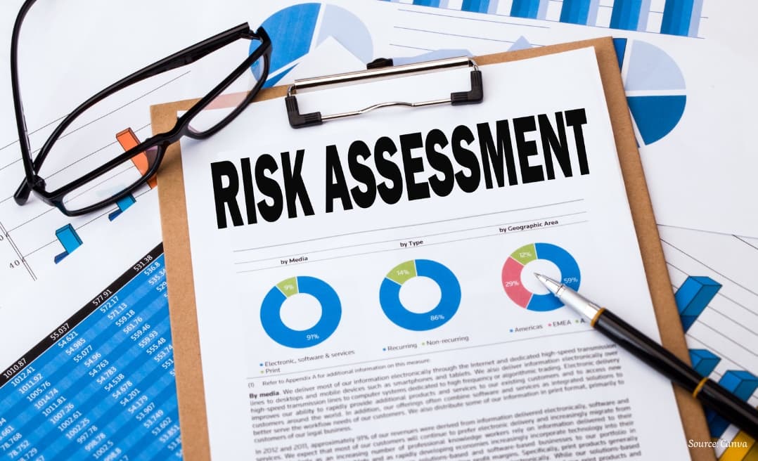 Petugas K3 melakukan Job Safety Analysis untuk mengidentifikasi bahaya pekerjaan di lingkungan industri