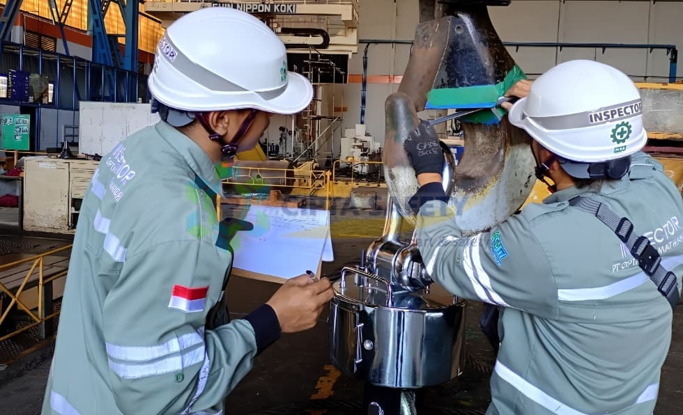 Petugas K3 melakukan inspeksi keselamatan di lingkungan kerja industri