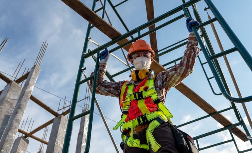 Pekerja industri menggunakan safety helmet sebagai perlindungan kepala di tempat kerja