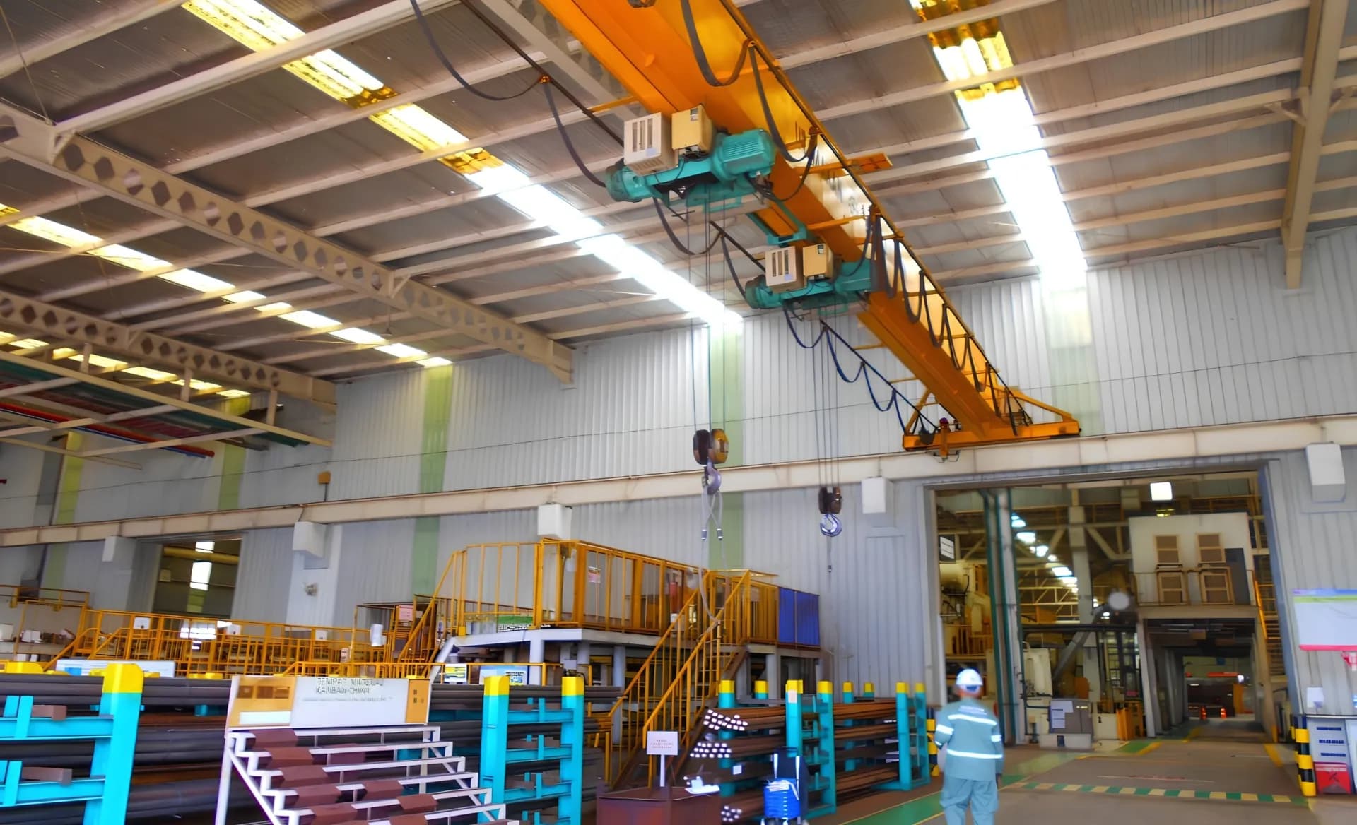Riksa Uji crane Bekasi dan pemeriksaan awal peralatan angkat oleh inspektor K3 di pabrik.