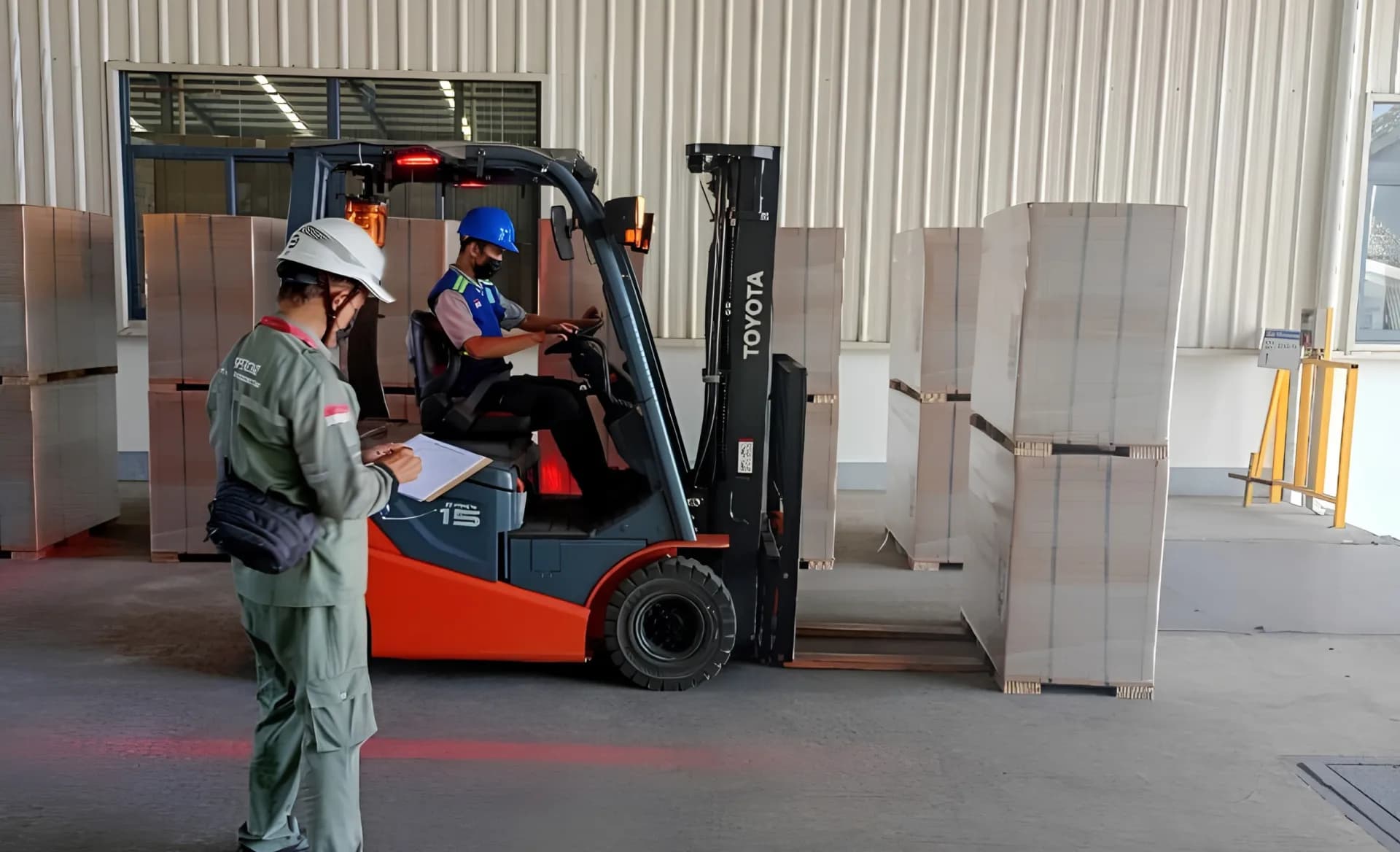 Riksa Uji K3 Bogor untuk mengevaluasi peralatan industri seperti forklift dan crane sebelum digunakan.