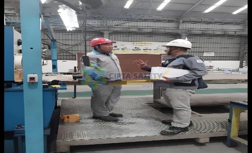 Petugas PJK3 berdiskusi dengan tim industri mengenai penerapan keselamatan kerja di Batang