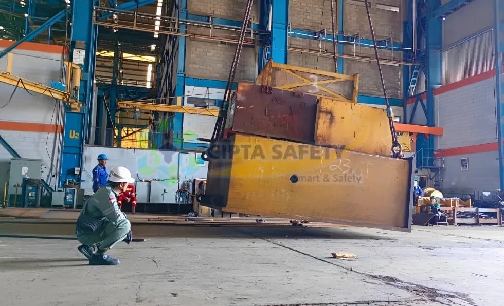 Dokumentasi pengujian kelayakan dan sertifikasi K3 Pesawat Angkat Angkut Overhead Crane Demag 80 Ton di PT PAL Indonesia oleh tim Cipta Safety.