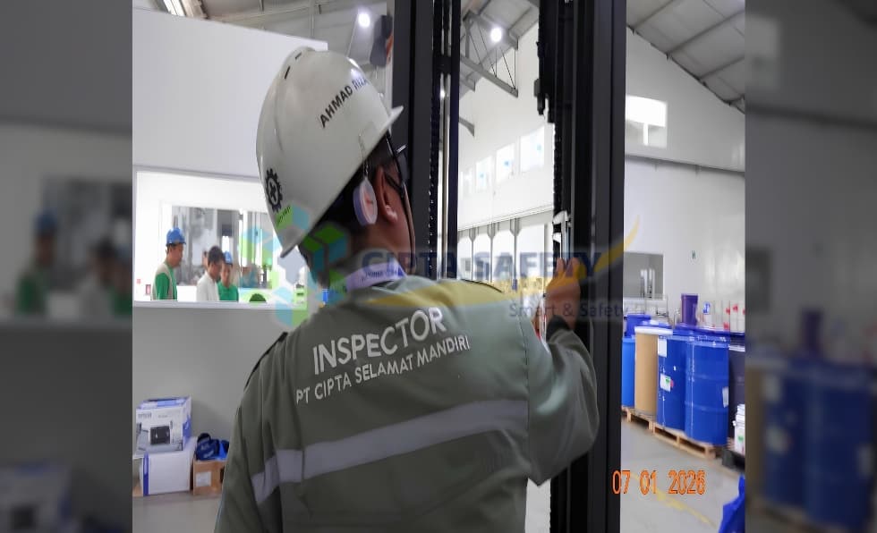 Dokumentasi pelaksanaan pemeriksaan, pengujian, dan sertifikasi kelayakan K3 Electric Pallet Stacker Shigemitsu 1,5 Ton di fasilitas logistik PT Paragon oleh tim Cipta Safety.