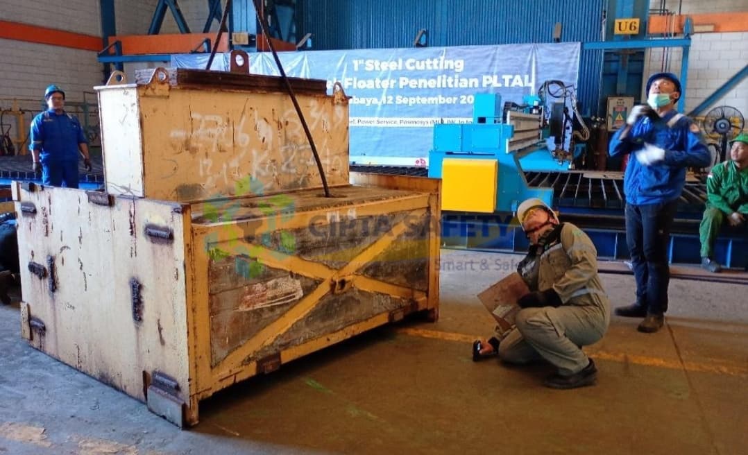 Dokumentasi sertifikasi kelaikan K3 Pesawat Angkat Angkut Overhead Crane Demag 12,5 Ton di fasilitas Workshop Pabrikasi PT PAL Indonesia.