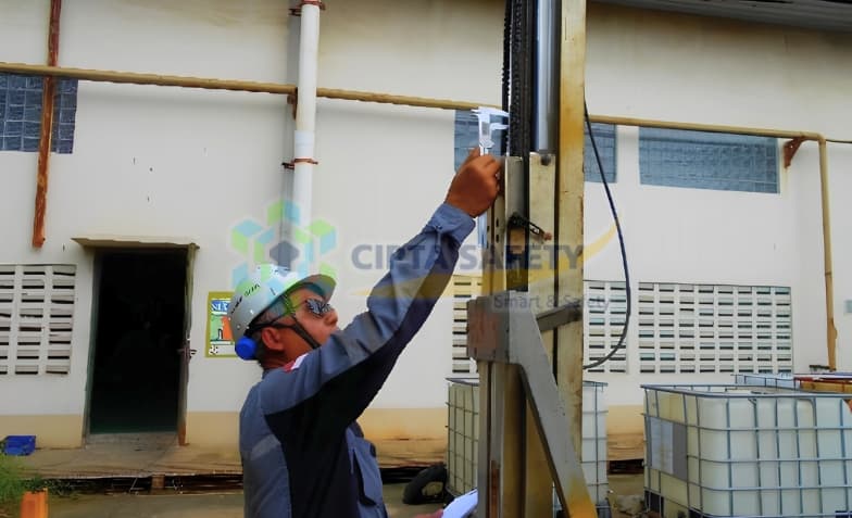 Dokumentasi kegiatan pemeriksaan dan pengujian (riksa uji) unit Pesawat Angkat Angkut Manlift Krisbow 125 Kg di PT Gregah Sukses Mandiri Engineering oleh tim Ahli K3 Cipta Safety.