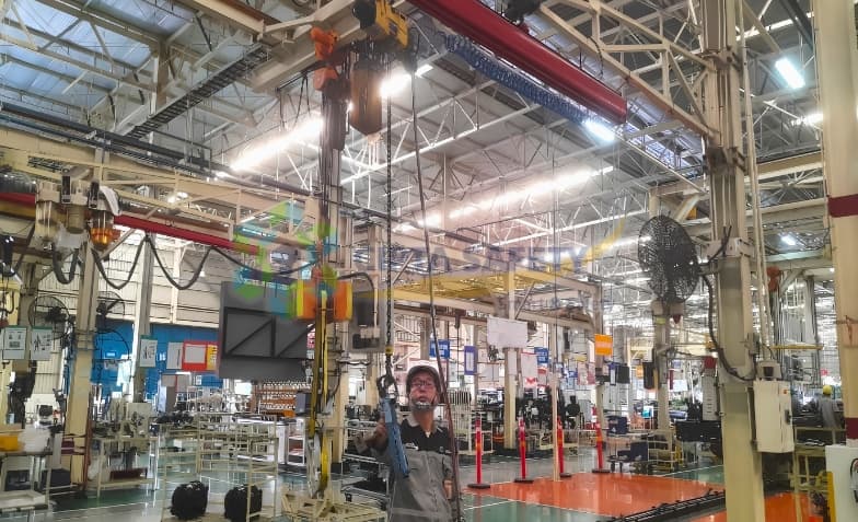 Dokumentasi kegiatan pemeriksaan dan pengujian (Riksa Uji) Air Chain Hoist ENDO di PT Isuzu Astra Motor Indonesia oleh Ahli K3 Cipta Safety.