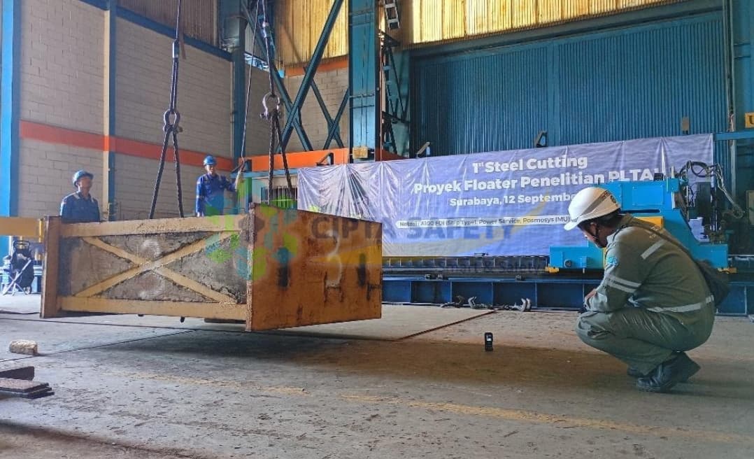Liputan kegiatan sertifikasi kelaikan K3 dan inspeksi Riksa Uji Pesawat Angkat Angkut Overhead Crane Demag 5 Ton di fasilitas fabrikasi PT PAL Indonesia.