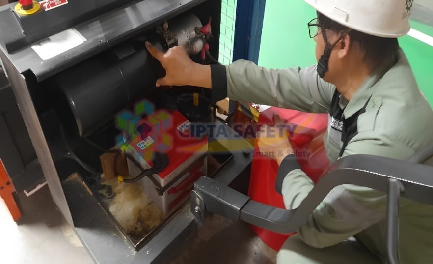Dokumentasi kegiatan pemeriksaan dan pengujian (riksa uji) Electric Pallet Stacker MHE Demag 1500 Kg di PT Yamaha Electronics Manufacturing Indonesia oleh Ahli K3 Cipta Safety.