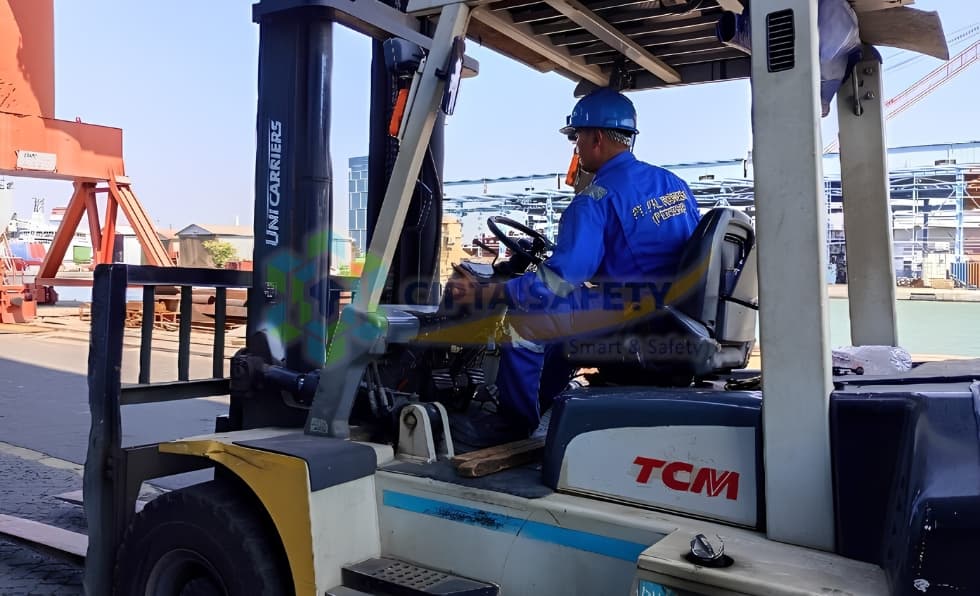 Dokumentasi tahapan riksa uji kelaikan Pesawat Angkat Angkut tipe Forklift TCM 7 Ton milik PT PAL Indonesia oleh inspektur K3 Cipta Safety.