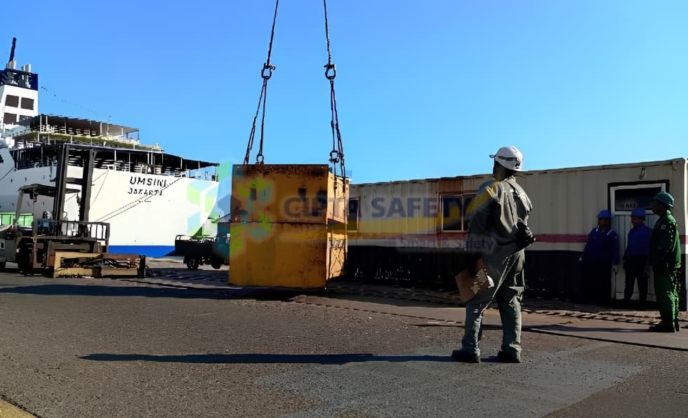 Dokumentasi kegiatan pemeriksaan, pengujian (riksa uji), dan sertifikasi K3 Pesawat Angkat Angkut Portal Crane DK 300 H 15 Ton di PT PAL Indonesia oleh tim Ahli K3 Cipta Safety.