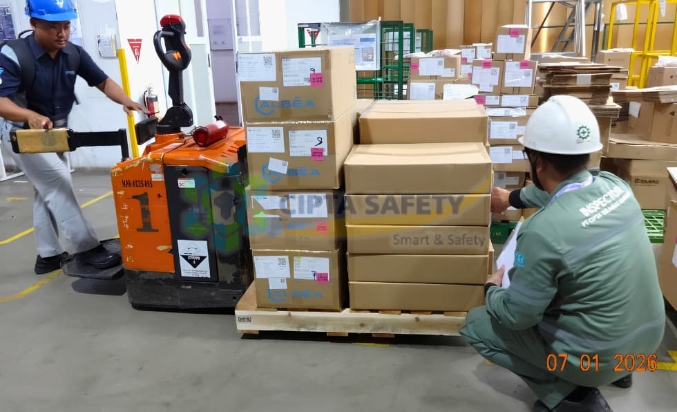 Dokumentasi kegiatan pemeriksaan, pengujian, dan sertifikasi kelayakan K3 Pesawat Angkat Angkut Electric Pallet Mover Demag 2 Ton di fasilitas logistik PT Paragon oleh tim Cipta Safety.