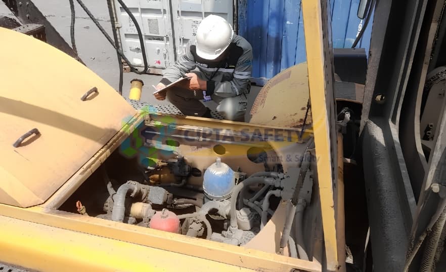 Dokumentasi kegiatan pemeriksaan dan pengujian (riksa uji) unit Side Loader SANY di PT Seacon Terminal oleh tim Ahli K3 Cipta Safety.